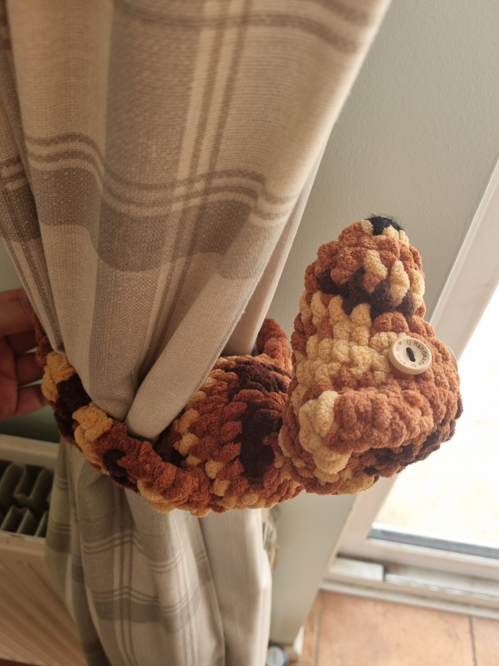 Free Crochet Pattern: Curtain Hanger Dog | Liziloulovecraft
